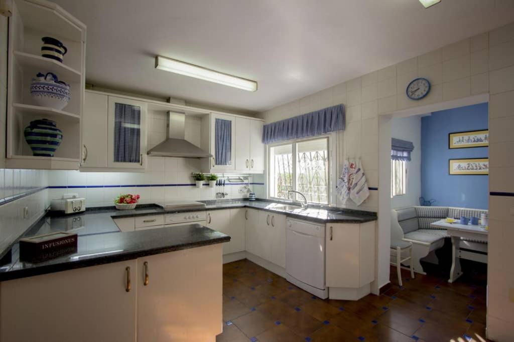 Villa Alboran Beachfront 9Pax Torre de Benagalbon Zewnętrze zdjęcie